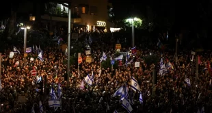 الاف المتظاهرين أمام مبنى “الكنيست” الصهيوني