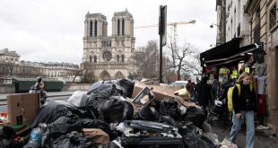 رائحة النفايات الكريهة.. تغزو شوارع باريس