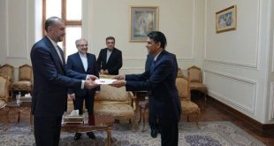 وزير الخارجية الايراني يتسلم نسخة من اوراق اعتماد سفيري الهند وبنغلادش الجديدين