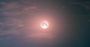القمر “الفراولة” يُنير سماء العراق
