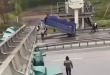 بالفيديو .. انهيار جسر مشاة في مدينة روسية بسبب خطأ سائق