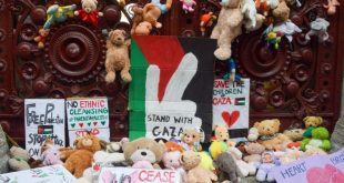 براءة الاطفال.. الدمى لغة أطفال لندن في دعم غزة وأطفالها