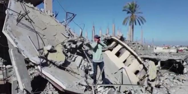فلسطيني يؤذن فوق أنقاض مسجد في غزة دمره العدوان الصهيوني