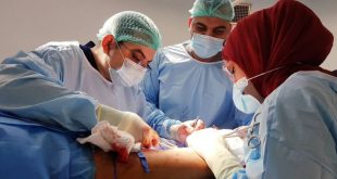 “الأولى في العراق” . . النجف الاشرف : فريق طبي ينجح في إجراء عملية جراحية “غير تقليدية”