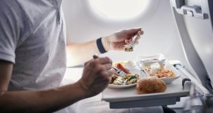 أخصائية تحدد انواع الطعام الضار خلال رحلات الطيران