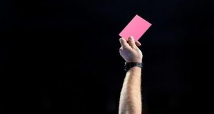 تشهر في 6 حالات.. تحديد موعد استخدام البطاقات الوردية لأول مرة في مباراة كرة قدم