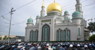 المسلمون يؤدون صلاة عيد الأضحى في مسجد موسكو الكبير