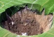 بالفيديو ..  حفرة عملاقة تبتلع ملعب كرة قدم في امريكا