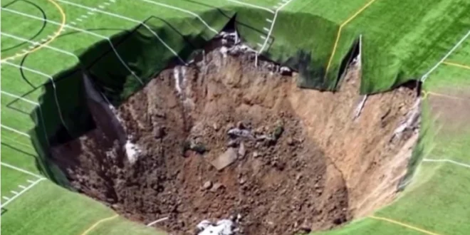بالفيديو ..  حفرة عملاقة تبتلع ملعب كرة قدم في امريكا
