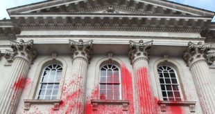 ناشطون يلطخون مبنى تاريخيا بجامعة كامبريدج بالطلاء الأحمر نصرة لفلسطين