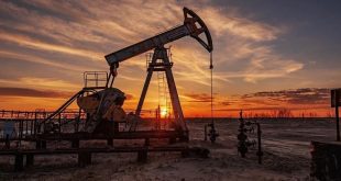 النفط يتجه لمكاسب أسبوعية رابعة رغم تراجع الأسعار