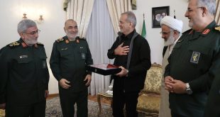 قادة حرس الثورة يهدون راية العتبة الحسينية المقدسة للرئيس الإيراني المنتخب