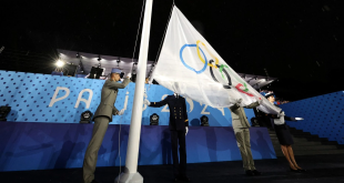 رفع العلم الأولمبي معكوسا في حفل افتتاح الألعاب بباريس