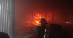 فرق الدفاع المدني تخمد حريقاً اندلع بمخازن تجارية وسط بغداد