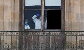 لصوص يسرقون متحف اللوفر وماكرون يعتبره اعتداء على التاريخ الفرنسي