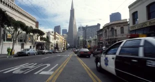 إصابة شخصين على الأقل بطلقات نارية بمركز تسوق في كاليفورنيا