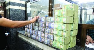 خبير اقتصادي يكشف أسباب سحب العراقيين أموالهم من المصارف