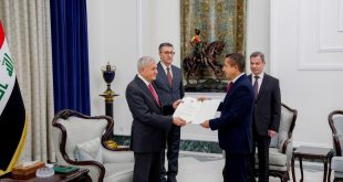 رئيس الجمهورية يسلم محافظ ذي قار المرسوم الخاص بتعيينه