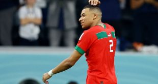 مبابي يرتدي قميص المنتخب المغربي في ملعب الرباط