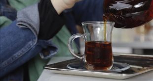 دراسة: الشاي يعزز صحة العظام لدى كبار السن والإفراط في القهوة يضعفها