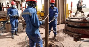 النفط: المباشرة بعمليات الحفر في حقل عكاس بمحافظة الأنبار