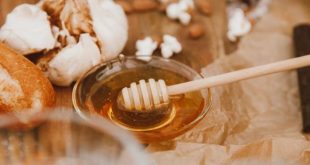 العسل والثوم.. وصفة قديمة تعود بوعود صحية جديدة